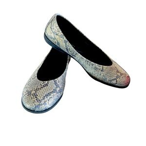Studio Flexx women’s animal print leather flats size 8